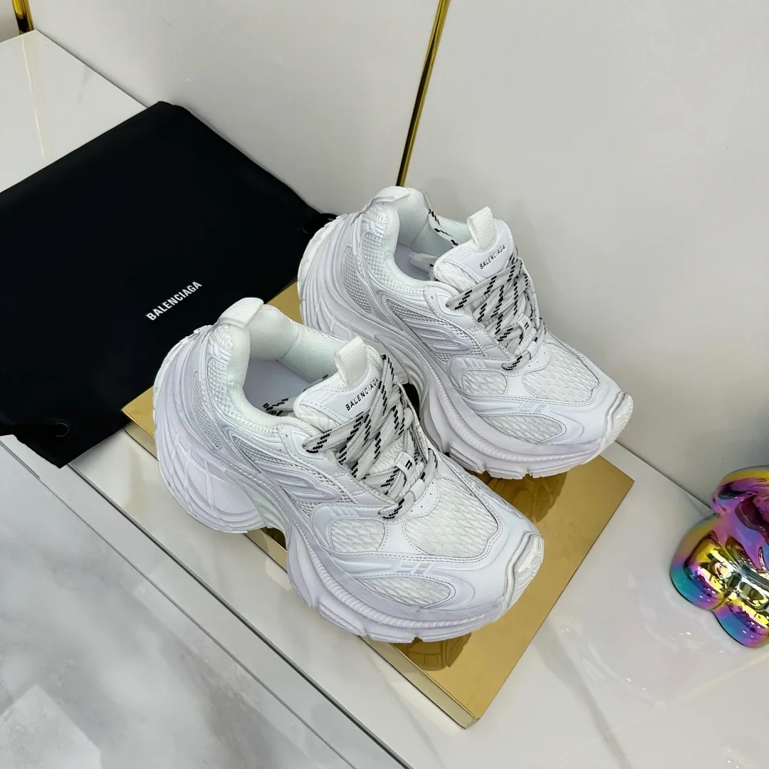 👟👟Ex-factory price 680👟👟 Balenciaga Balenciaga CARGO 6XL Sneakers Round-toe lace-up Low-cut lifestyle mesh lace-up Low-cut catwalk retro Balenciaga is always at the forefront of fashion. This model has huge size and eye-catching design. It is in line with the current "" trend. It uses an all-black color scheme to create a low-key yet gorgeous effect. The 6XL size makes it a conspicuous presence in the market. Suitable for people who pursue individuality. The products released this time once again reflect their innovation capabilities. They are made of microfiber and mesh. Its avant-garde design, exaggerated volume and reflective details give it a special silhouette. It is made of mesh material, which brings good foot feel, comfortable and breathable. The appearance still adopts the classic shape. The shoe body is fashionable and easy to wear. Item No.: 815859 W2MV2 1012 Size: 35-46